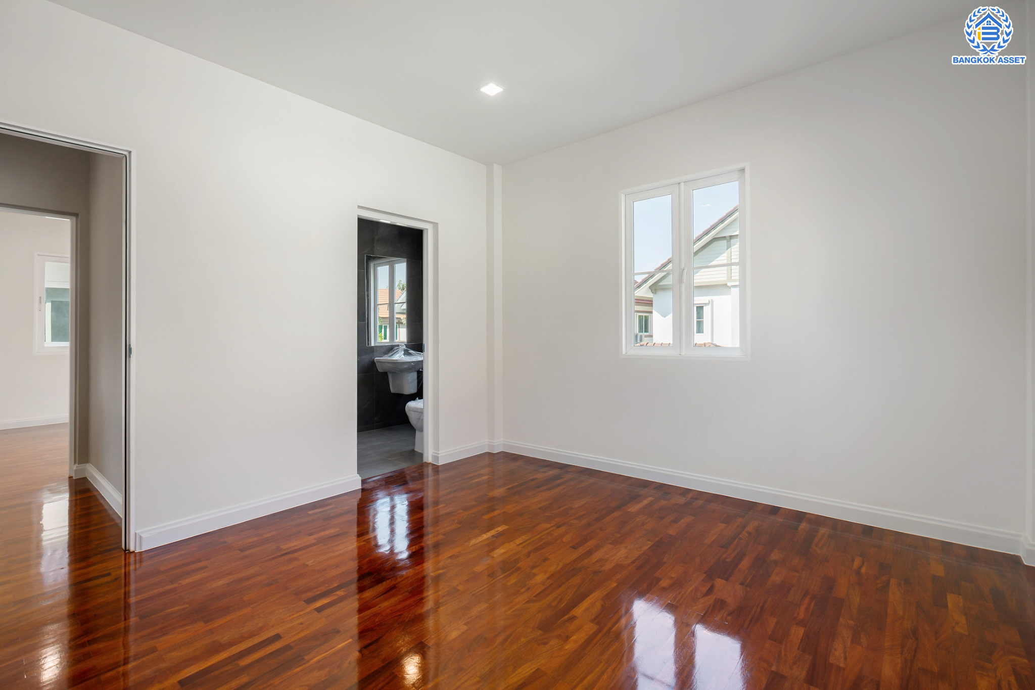 บ้านมือสองตกแต่งใหม่ ม.ลัดดารมย์ วัชรพล แบรนด์ Q.House เนื้อที่ 85.9 ตร.ว. ฟังก์ชัน 4 ห้องนอน 4 ห้องน้ำ จอดรถได้ 2 คัน Facilities ครบครัน บนทำเลเชื่อมต่อหลายเส้นทาง ถ.รามอินทรา ถ.สายไหม และถ.พหลโยธิน ใกล้สนามบินดอนเมือง ทางด่วน "ศรีรัช" และ "เซ็นทรัลรามอินทรา"